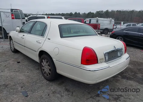 2007 Lincoln Town Car Signature Limited z USA, uszkodzony, nr VIN 1LNHM82W77Y636607